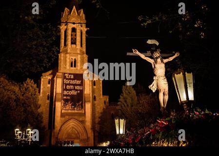 Santa Coloma De Gramenet, Spagna: 28 marzo 2024, la statua di Gesù Cristo è trasportata da costaleros per le strade di Santa Coloma de Gramenet, provincia di Barcellona, per la processione del giovedì Santo durante le celebrazioni della settimana Santa. Crediti: Jordi Boixareu/Alamy Live News Foto Stock