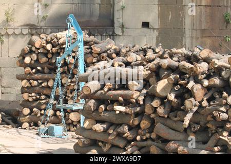 Pile di legna da ardere preparate per le ceromonie di cremazione vicino a Marnikarnika Ghat a Varanasi, uno dei terreni più sacri tra le rive del fiume Gange Foto Stock