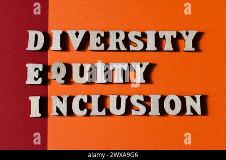 DEI, Diversity, Equity, Inclusion, parole in alfabeto di legno isolate sullo sfondo come titolo del banner Foto Stock