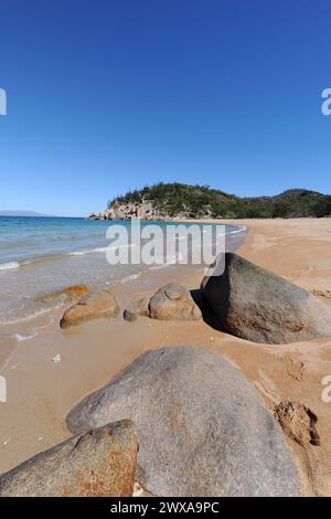 Spiaggia di Arthur Bay con rocce di granito sotto il cielo azzurro, tipica di Magnetic Island, Queensland, Australia Foto Stock