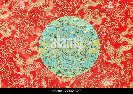 Motivi tradizionali cinesi su tela ricamati a mano. Foto Stock