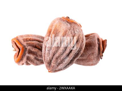 Cachi secchi isolati su fondo bianco. Spuntino con frutta secca Foto Stock