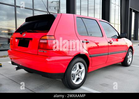 VW Volkswagen Golf Flash rosso e nero in un servizio fotografico pomeridiano nel tardo pomeriggio Foto Stock