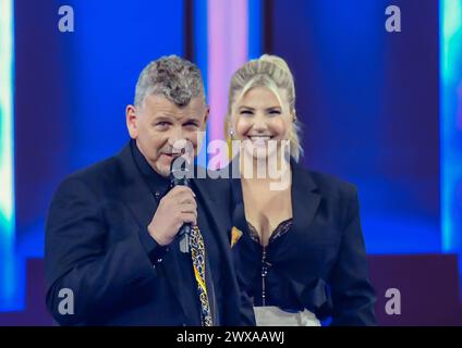 27.03.2024, xlakx, Entertainment Musik, Die Beatrice Egli Show emspor, v.l. Der Saenger Semino Rossi mit Moderatorin Beatrice Egli stehen bei der Aufzeichnung der ãBeatrice Egli ShowÒ a Berlin-Adlershof auf der Buehne. Berlin Adlershof *** 27 03 2024, xlakx, Entertainment Music, The Beatrice Egli Show emspor, f l cantante Semino Rossi con la presentatrice Beatrice Egli sono sul palco di Berlino Adlershof durante la registrazione del Beatrice Egli Show di Berlino Adlershof Foto Stock