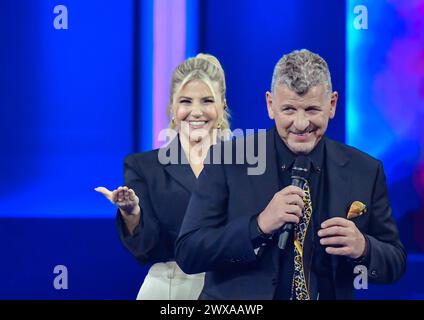 27.03.2024, xlakx, Entertainment Musik, Die Beatrice Egli Show emspor, v.l. Moderatorin Beatrice Egli mit Saenger Semino Rossi stehen bei der Aufzeichnung der ãBeatrice Egli ShowÒ a Berlin-Adlershof auf der Buehne. Berlin Adlershof *** 27 03 2024, xlakx, Entertainment Music, The Beatrice Egli Show emspor, f l presentatore Beatrice Egli con il cantante Semino Rossi sono sul palco di Berlino Adlershof durante la registrazione del Beatrice Egli Show di Berlino Adlershof Foto Stock