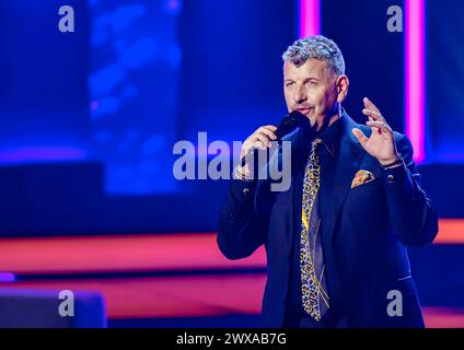 27.03.2024, xlakx, Entertainment Musik, Die Beatrice Egli Show emspor, v.l. Der Saenger Semino Rossi steht bei der Aufzeichnung der ãBeatrice Egli ShowÒ a Berlin-Adlershof auf der Buehne. Berlin Adlershof *** 27 03 2024, xlakx, Entertainment Music, The Beatrice Egli Show emspor, V l il cantante Semino Rossi è sul palco di Berlino Adlershof durante la registrazione del Beatrice Egli Show di Berlino Adlershof Foto Stock