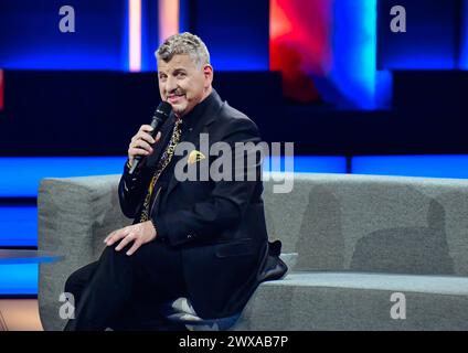 27.03.2024, xlakx, Entertainment Musik, Die Beatrice Egli Show emspor, v.l. Der Saenger Semino Rossi sitzend auf dem Sofa bei der Aufzeichnung der ãBeatrice Egli ShowÒ a Berlin-Adlershof auf der Buehne. Berlin Adlershof *** 27 03 2024, xlakx, Entertainment Music, The Beatrice Egli Show emspor, V l il cantante Semino Rossi seduto sul divano alla registrazione del ÒBeatrice Egli ShowÓ a Berlino Adlershof sul palco Berlin Adlershof Foto Stock