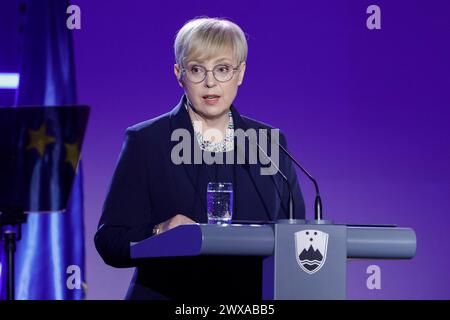 Kranj, Slovenia. 28 marzo 2024. Il presidente sloveno Natasa Pirc Musar parla alla cerimonia ufficiale in occasione del 20° anniversario dell'ingresso della Slovenia nella NATO a Brdo pri Kranju. La Slovenia è diventata membro della NATO il 29 marzo 2004. Il ventesimo anniversario è stato caratterizzato da una cerimonia ufficiale preceduta da discussioni di gruppo che affrontano questioni urgenti di sicurezza globali ed europee. (Foto di Luka Dakskobler/SOPA Images/Sipa USA) credito: SIPA USA/Alamy Live News Foto Stock