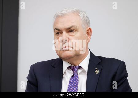 Kranj, Slovenia. 28 marzo 2024. Angel Tilvar, ministro della difesa della Romania, partecipa a una tavola rotonda nell'ambito della celebrazione del ventesimo anniversario dell'ingresso della Slovenia nella NATO a Brdo pri Kranju. La Slovenia è diventata membro della NATO il 29 marzo 2004. Il ventesimo anniversario è stato caratterizzato da una cerimonia ufficiale preceduta da discussioni di gruppo che affrontano questioni urgenti di sicurezza globali ed europee. Credito: SOPA Images Limited/Alamy Live News Foto Stock