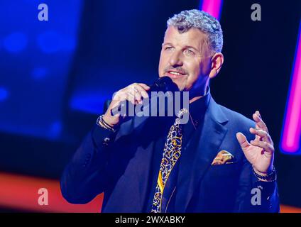 27.03.2024, xlakx, Entertainment Musik, Die Beatrice Egli Show emspor, v.l. Der Saenger Semino Rossi steht bei der Aufzeichnung der ãBeatrice Egli ShowÒ a Berlin-Adlershof auf der Buehne. Berlin Adlershof *** 27 03 2024, xlakx, Entertainment Music, The Beatrice Egli Show emspor, V l il cantante Semino Rossi è sul palco di Berlino Adlershof durante la registrazione del Beatrice Egli Show di Berlino Adlershof Foto Stock