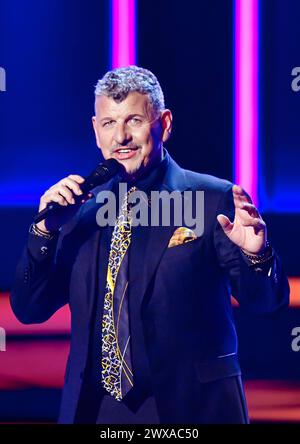 27.03.2024, xlakx, Entertainment Musik, Die Beatrice Egli Show emspor, v.l. Der Saenger Semino Rossi steht bei der Aufzeichnung der ãBeatrice Egli ShowÒ a Berlin-Adlershof auf der Buehne. Berlin Adlershof *** 27 03 2024, xlakx, Entertainment Music, The Beatrice Egli Show emspor, V l il cantante Semino Rossi è sul palco di Berlino Adlershof durante la registrazione del Beatrice Egli Show di Berlino Adlershof Foto Stock