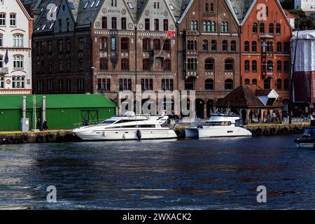 Bryggen, il vecchio porto interno di Bergen, Norvegia. Artigianato da diporto del tipo Conam Chorum e del tipo Highland Pilot. Foto Stock