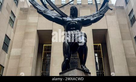 New York, USA; 23 gennaio 2024: Atlas with Rockefeller Center, uno dei grattacieli più famosi dello skyline di Manhattan, a New York Foto Stock