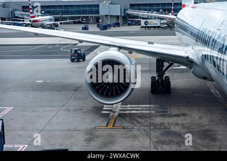 New York, USA; 4 giugno 2023: Aerei a fusoliera larga della compagnia aerea Iberia parcheggiati presso l'aeroporto internazionale John F. Kennedy, originariamente noto come aeroporto Idlewild, Foto Stock