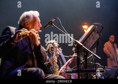 Stuttgart Pepe Lienhard Orchester - omaggio a Enio Morricone GER, Pepe Lienhard Orchester - omaggio a Enio Morricone, 28.03.2024. Stoccarda, Theaterhaus, Deutschland Im Bild Pepe Lienhard an der Querflöte. *** Stuttgart Pepe Lienhard Orchestra omaggio a Enio Morricone GER, Pepe Lienhard Orchestra omaggio a Enio Morricone, 28 03 2024 Stoccarda, Theaterhaus, Germania nella foto Pepe Lienhard sul flauto Copyright: XEibner-Pressefoto/deondox EP WST Foto Stock