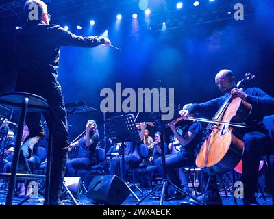 Stuttgart Pepe Lienhard Orchester - omaggio a Enio Morricone GER, Pepe Lienhard Orchester - omaggio a Enio Morricone, 28.03.2024 Stoccarda, Theaterhaus, Deutschland Das Pepe Lienhard Orchester wird dirigiert von Hugo Bollschweiler li *** Stuttgart Pepe Lienhard Orchestra Tribute a Enio Morricone GER, Pepe Lienhard Orchestra Pepe Lienhard Enio Morricone Tribute 28 03 2024 Stoccarda, Theaterhaus, Germania l'Orchestra Pepe Lienhard è diretta da Hugo Bollschweiler li Copyright: xEibner-Pressefoto/deondox EP WST Foto Stock