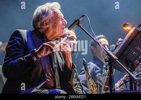 Stuttgart Pepe Lienhard Orchester - omaggio a Enio Morricone GER, Pepe Lienhard Orchester - omaggio a Enio Morricone, 28.03.2024. Stoccarda, Theaterhaus, Deutschland Im Bild Pepe Lienhard an der Querflöte. *** Stuttgart Pepe Lienhard Orchestra omaggio a Enio Morricone GER, Pepe Lienhard Orchestra omaggio a Enio Morricone, 28 03 2024 Stoccarda, Theaterhaus, Germania nella foto Pepe Lienhard sul flauto Copyright: XEibner-Pressefoto/deondox EP WST Foto Stock