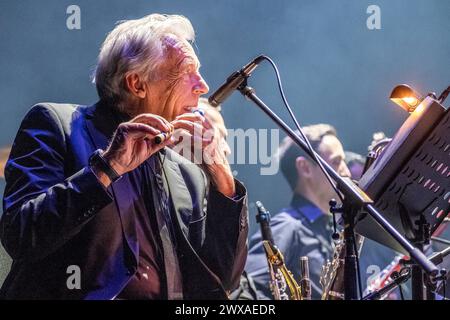 Stuttgart Pepe Lienhard Orchester - omaggio a Enio Morricone GER, Pepe Lienhard Orchester - omaggio a Enio Morricone, 28.03.2024. Stoccarda, Theaterhaus, Deutschland Im Bild Pepe Lienhard an der Querflöte. *** Stuttgart Pepe Lienhard Orchestra omaggio a Enio Morricone GER, Pepe Lienhard Orchestra omaggio a Enio Morricone, 28 03 2024 Stoccarda, Theaterhaus, Germania nella foto Pepe Lienhard sul flauto Copyright: XEibner-Pressefoto/deondox EP WST Foto Stock