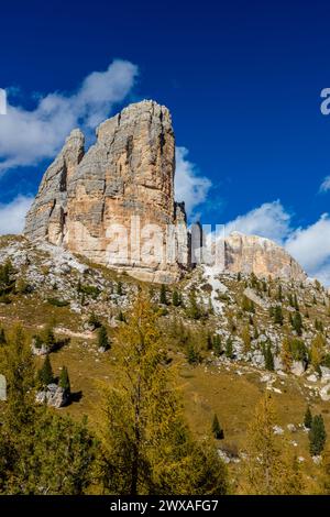 Dolomiti Alps paesaggio alpino autunnale. Dolomiti italiane splendide cime dal passo Falzarego scogliere rocciose, cime delle cinque Torri Foto Stock