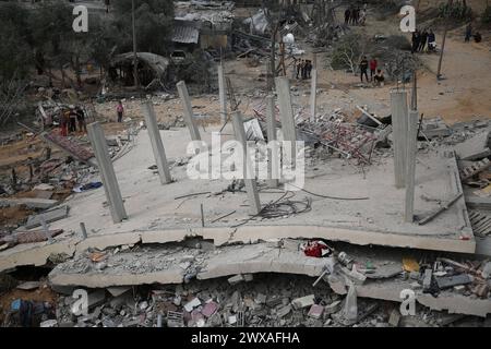 I palestinesi ispezionano i danni a un edificio dopo il bombardamento notturno israeliano a Rafah i palestinesi ispezionano i danni a un edificio dopo il bombardamento notturno israeliano a Rafah, nella Striscia di Gaza meridionale, il 29 marzo 2024. Foto di Ahmed Ibrahim apaimages Rafah Striscia di Gaza territorio palestinese 290324 Rafah ai 2 0013 Copyright: XapaimagesxAhmedxIbrahimxxapaimagesx Foto Stock