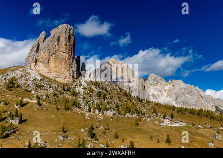 Dolomiti Alps paesaggio alpino autunnale. Dolomiti italiane splendide cime dal passo Falzarego scogliere rocciose, cime delle cinque Torri Foto Stock