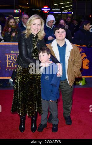 Foto del file datata 25/02/2020, di Sally Phillips e dei suoi figli che assistono alla prima notte del nuovo spettacolo teatrale The Prince of Egypt al Dominion Theatre di Londra. L'attrice e comica ha detto che era "sconvolta" dal fatto che suo figlio, Olly, (a destra), che ha la sindrome di Down, gli sia stato negato l'accesso a un parco trampolino. Data di pubblicazione: Venerdì 29 marzo 2024. Foto Stock