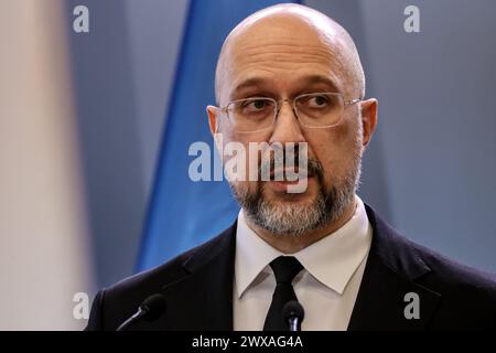 Il primo ministro ucraino Denys Shmyhal parla durante la conferenza stampa durante l'incontro bilaterale tra i governi polacco e ucraino nella Cancelleria del primo ministro polacco in via Ujazdowska a Varsavia, la capitale della Polonia, il 28 marzo 2024. Foto Stock