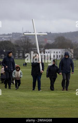 Cammino della testimonianza, i pellegrini cristiani hanno partecipato alla processione del venerdì Santo camminando insieme attraverso Blackheath Common, segnando la crocifissione di Gesù Cristo il venerdì Santo. Blackheath, Sud-est di Londra, Inghilterra, Regno Unito 29 marzo 2024 crediti: Jeff Gilbert/Alamy Live News Foto Stock