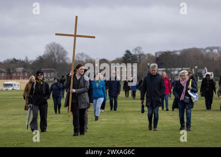 Cammino della testimonianza, i pellegrini cristiani hanno partecipato alla processione del venerdì Santo camminando insieme attraverso Blackheath Common, segnando la crocifissione di Gesù Cristo il venerdì Santo. Blackheath, Sud-est di Londra, Inghilterra, Regno Unito 29 marzo 2024 crediti: Jeff Gilbert/Alamy Live News Foto Stock