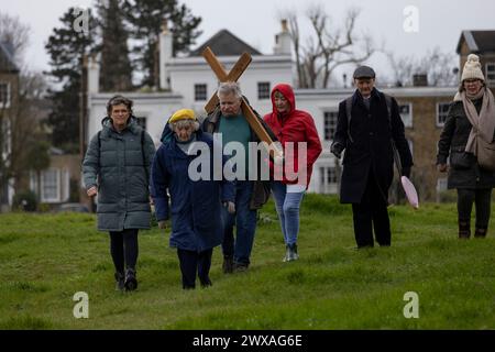 Cammino della testimonianza, i pellegrini cristiani hanno partecipato alla processione del venerdì Santo camminando insieme attraverso Blackheath Common, segnando la crocifissione di Gesù Cristo il venerdì Santo. Blackheath, Sud-est di Londra, Inghilterra, Regno Unito 29 marzo 2024 crediti: Jeff Gilbert/Alamy Live News Foto Stock