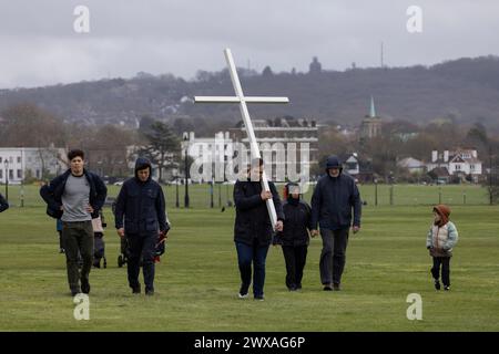 Cammino della testimonianza, i pellegrini cristiani hanno partecipato alla processione del venerdì Santo camminando insieme attraverso Blackheath Common, segnando la crocifissione di Gesù Cristo il venerdì Santo. Blackheath, Sud-est di Londra, Inghilterra, Regno Unito 29 marzo 2024 crediti: Jeff Gilbert/Alamy Live News Foto Stock