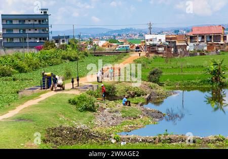 Antananarivo, Madagascar. 25 oktober 2023. strada di Antananarivo. Capitale e città più grande del Madagascar . grande pozzanghera dopo la pioggia vicino alle case Foto Stock