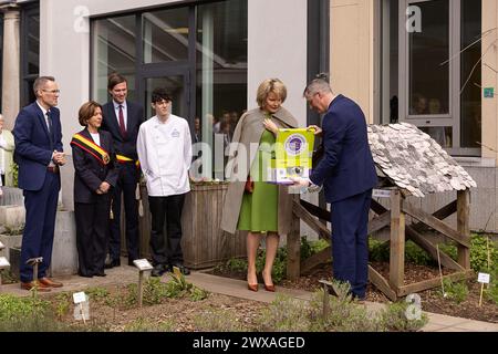 Gent, Belgio. 29 marzo 2024. Gent Mayor Mathias De Clercq, carina Van Cauter, governatore della provincia delle Fiandre orientali e regina Matilde del Belgio, nella foto durante una visita reale alla scuola alberghiera di Gent e ai suoi reparti di ristorazione, panetteria e cioccolato, venerdì 29 marzo 2024. BELGA PHOTO JAMES ARTHUR GEKIERE credito: Belga News Agency/Alamy Live News Foto Stock