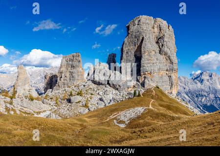 Dolomiti Alps paesaggio alpino autunnale. Dolomiti italiane splendide cime dal passo Falzarego scogliere rocciose, cime delle cinque Torri Foto Stock