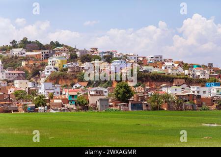 Antananarivo, Madagascar. 25 oktober 2023. strada di Antananarivo. Capitale e città più grande del Madagascar . case colorate e luminose sulla collina Foto Stock