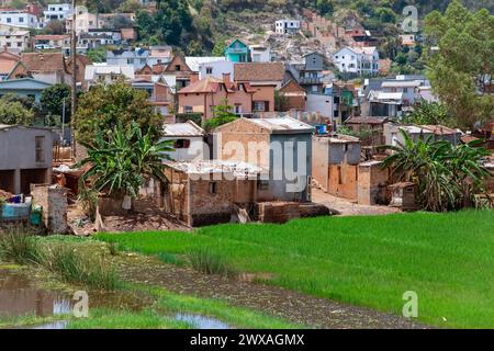 Antananarivo, Madagascar. 25 oktober 2023. strada di Antananarivo. Capitale e città più grande del Madagascar . case colorate e luminose sulla collina Foto Stock