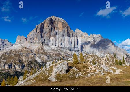 Dolomiti Alps paesaggio alpino autunnale. Dolomiti italiane splendide cime dal passo Falzarego scogliere, cime e pareti durante il trekking Foto Stock