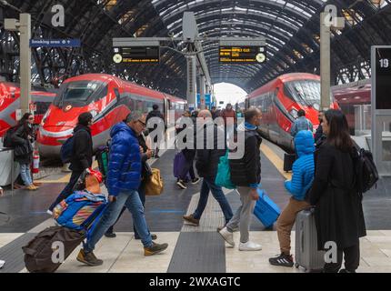 Milano, Italia. 29 marzo 2024. Turisti in stazione centrale per partenze e arrivi in occasione della Pasqua - Cronaca - Milano, Italia - Venerdì, 29 marzo 2024 (foto Stefano porta/LaPresse) turisti in stazione centrale per partenze e arrivi in occasione di Pasqua - News - Milano, Italia - venerdì 29 marzo 2024 (foto Stefano porta/LaPresse) credito: LaPresse/Alamy Live News Foto Stock