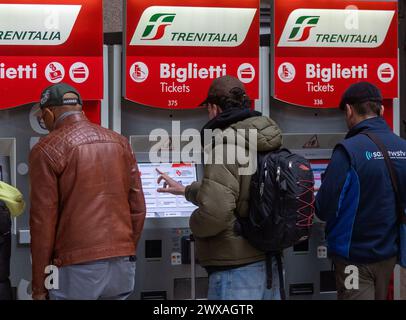 Milano, Italia. 29 marzo 2024. Turisti in stazione centrale per partenze e arrivi in occasione della Pasqua - Cronaca - Milano, Italia - Venerdì, 29 marzo 2024 (foto Stefano porta/LaPresse) turisti in stazione centrale per partenze e arrivi in occasione di Pasqua - News - Milano, Italia - venerdì 29 marzo 2024 (foto Stefano porta/LaPresse) credito: LaPresse/Alamy Live News Foto Stock