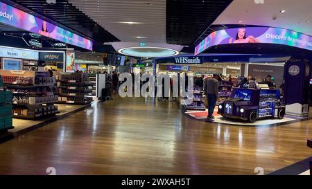Londra, Regno Unito: 26 marzo 2024: I viaggiatori che fanno shopping nei negozi duty free dell'aeroporto di Heathrow a Londra Foto Stock