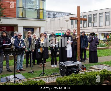 Brentwood, Regno Unito. 29 marzo 2024. Brentwood Essex 29 marzo 2024. Cammino di testimonianza che segna la crocifissione di Gesù Cristo il venerdì Santo. A Brentwood Essex Regno Unito credito: Richard Lincoln/Alamy Live News Foto Stock