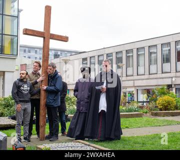 Brentwood, Regno Unito. 29 marzo 2024. Brentwood Essex 29 marzo 2024. Cammino di testimonianza che segna la crocifissione di Gesù Cristo il venerdì Santo. A Brentwood Essex Regno Unito credito: Richard Lincoln/Alamy Live News Foto Stock