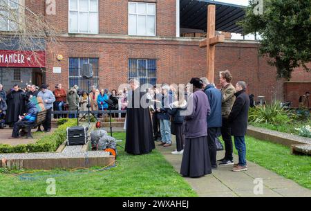 Brentwood, Regno Unito. 29 marzo 2024. Brentwood Essex 29 marzo 2024. Cammino di testimonianza che segna la crocifissione di Gesù Cristo il venerdì Santo. A Brentwood Essex Regno Unito credito: Richard Lincoln/Alamy Live News Foto Stock