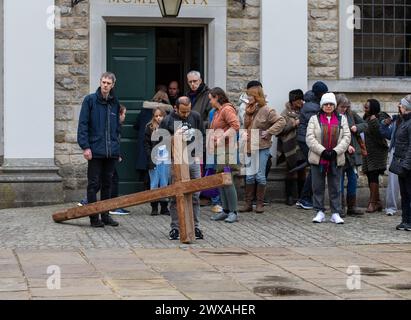 Brentwood, Regno Unito. 29 marzo 2024. Brentwood Essex 29 marzo 2024. Cammino di testimonianza che segna la crocifissione di Gesù Cristo il venerdì Santo. A Brentwood Essex Regno Unito credito: Richard Lincoln/Alamy Live News Foto Stock