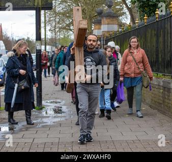 Brentwood, Regno Unito. 29 marzo 2024. Brentwood Essex 29 marzo 2024. Cammino di testimonianza che segna la crocifissione di Gesù Cristo il venerdì Santo. A Brentwood Essex Regno Unito credito: Richard Lincoln/Alamy Live News Foto Stock