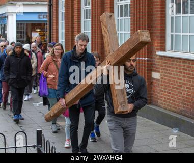 Brentwood, Regno Unito. 29 marzo 2024. Brentwood Essex 29 marzo 2024. Cammino di testimonianza che segna la crocifissione di Gesù Cristo il venerdì Santo. A Brentwood Essex Regno Unito credito: Richard Lincoln/Alamy Live News Foto Stock