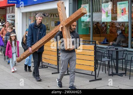 Brentwood, Regno Unito. 29 marzo 2024. Brentwood Essex 29 marzo 2024. Cammino di testimonianza che segna la crocifissione di Gesù Cristo il venerdì Santo. A Brentwood Essex Regno Unito credito: Richard Lincoln/Alamy Live News Foto Stock