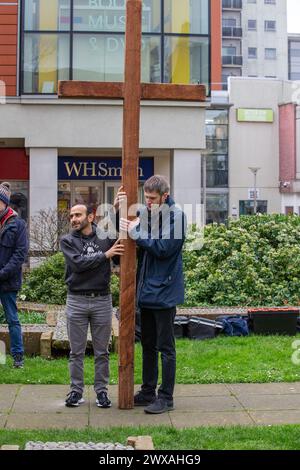 Brentwood, Regno Unito. 29 marzo 2024. Brentwood Essex 29 marzo 2024. Cammino di testimonianza che segna la crocifissione di Gesù Cristo il venerdì Santo. A Brentwood Essex Regno Unito credito: Richard Lincoln/Alamy Live News Foto Stock