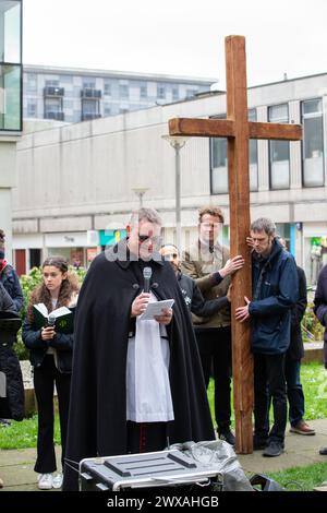 Brentwood, Regno Unito. 29 marzo 2024. Brentwood Essex 29 marzo 2024. Cammino di testimonianza che segna la crocifissione di Gesù Cristo il venerdì Santo. A Brentwood Essex Regno Unito credito: Richard Lincoln/Alamy Live News Foto Stock