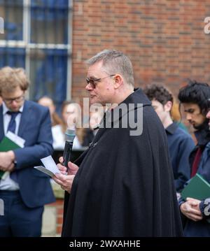 Brentwood, Regno Unito. 29 marzo 2024. Brentwood Essex 29 marzo 2024. Cammino di testimonianza che segna la crocifissione di Gesù Cristo il venerdì Santo. A Brentwood Essex Regno Unito credito: Richard Lincoln/Alamy Live News Foto Stock